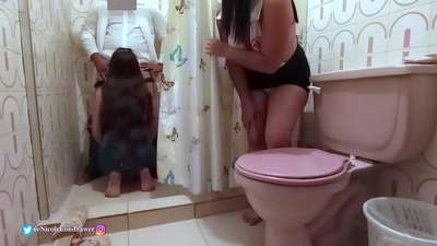 Asistenta găsește un doctor care și-o trage cu un pacient în baia spitalului / PARTEA 1 / NicoleLondrawer / Chiquicandy