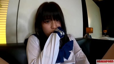 O japoneză de 18 ani cu țâțe mici se stropește și are orgasm cu futaiul cu degetul și jucăria sexuală. Fata asiatică în costum de cosplay școlar face sex oral în video amator. Mao 7 OSAKAPORN.