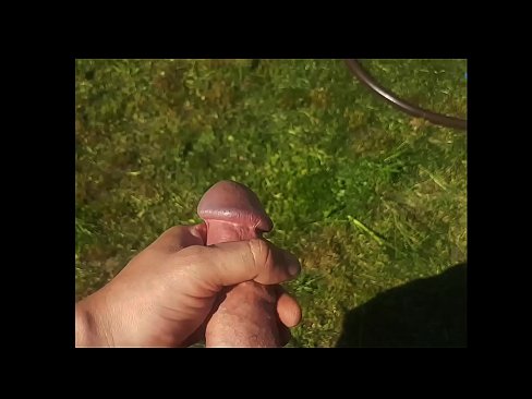 ❤️ O bunăciune fierbinte își face sex cu păsărica roz și ejaculează cu un squirt într-o grădină de vară ❤️ at porn ro.xxxifuck.ru ❤